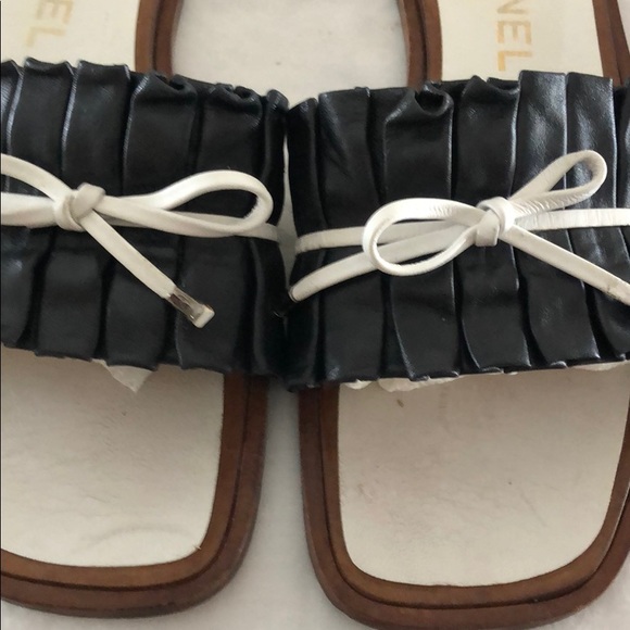 CHANEL black and while leather flat sandal - Picture 2 of 5
